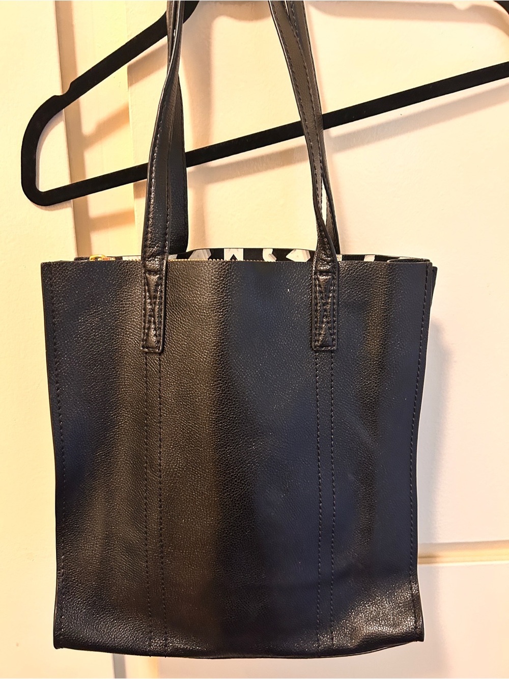 Marc Jacobs Black Pebbled Leather Vertical Tote with Gold Logo - Picture 3 of 7